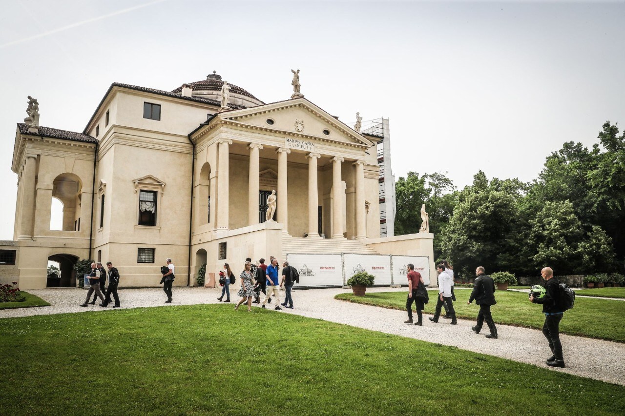 Triumph Adventure Experience: quando la moto va a braccetto con l'architettura